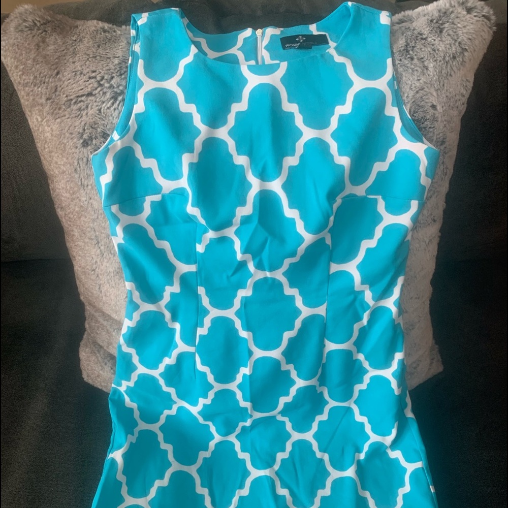 Beautiful turquoise and white dress!👗